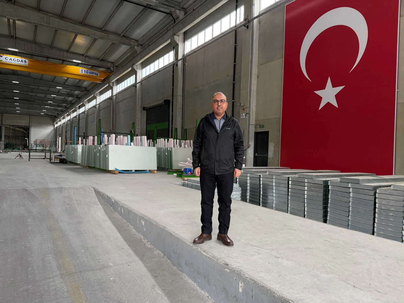 Çağdaş Cam, yeni inşa edilmekte olan 1.6 milimetrelik cam tesisinin girişine büyük bir Türk Bayrağı koyarak bu konudaki hassasiyetini ortaya koydu.