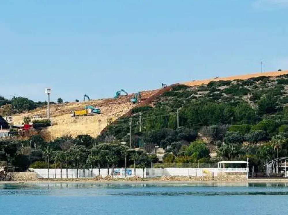 Çeşme'de çevre katliamı... İş makineleri Aya Yorgi Koyu'na feci daldı