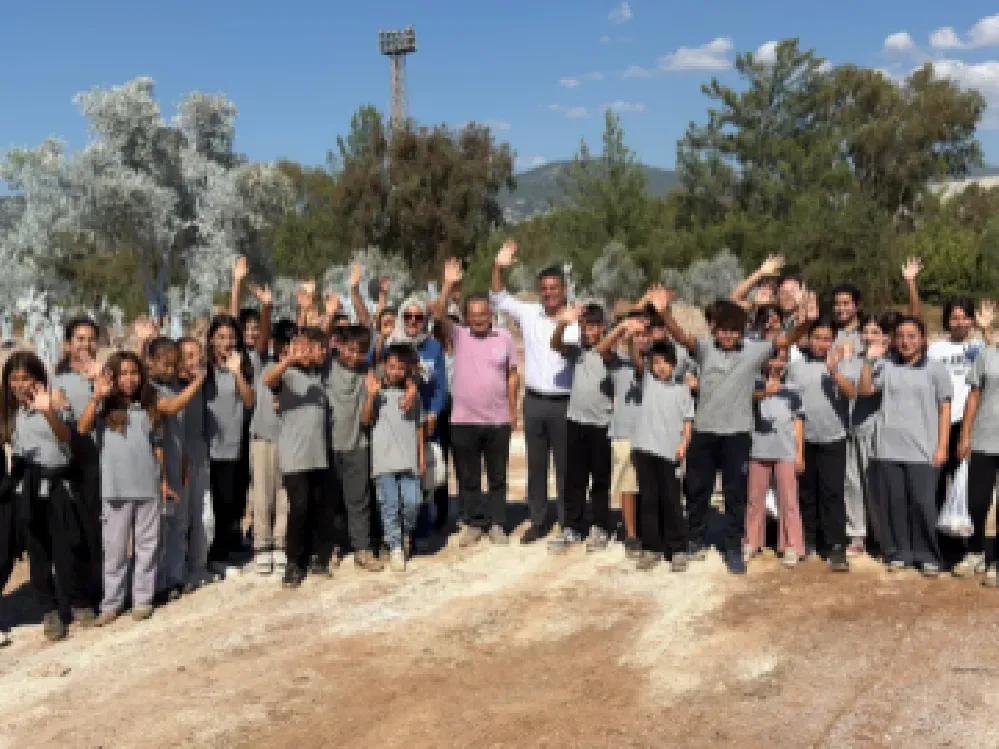 Zeytinlikleri köklediler, çocuklarla şovu da ihmal etmediler!