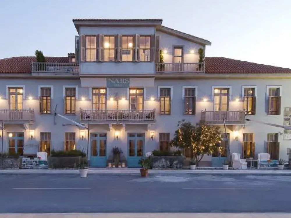 Güler Sabancı'nın Çeşme'deki eski oteli denize perde çekti!