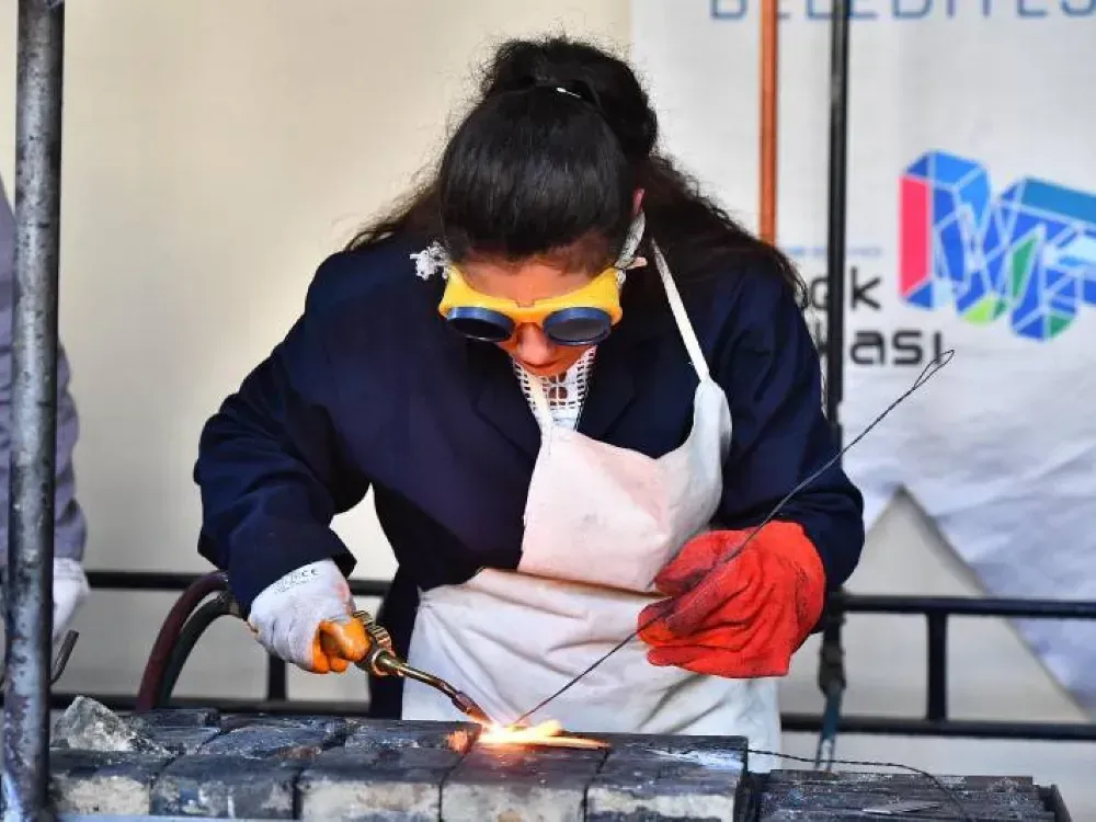 Meslek Fabrikası'nda 5 bine yakın İzmirli altın bilezik taktı