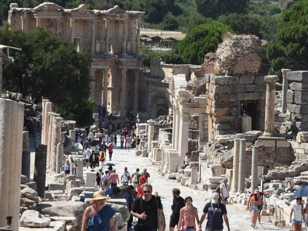 Efes Antik Kenti'nde 'tarihe beton dökülüyor' iddiası 