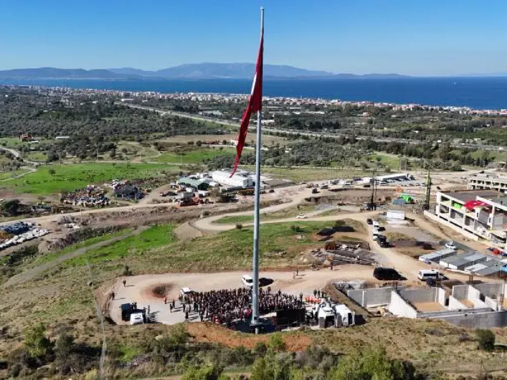 İZTO'dan tarihi kutlama... 47 metrelik direğe Türk bayrağı çekildi
