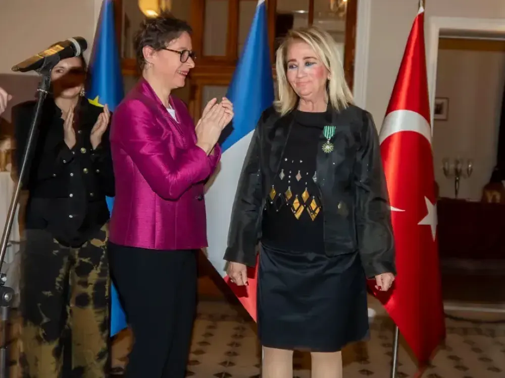 Filiz Eczacıbaşı Sarper’e Fransa Cumhuriyeti’nden şövalye nişanı