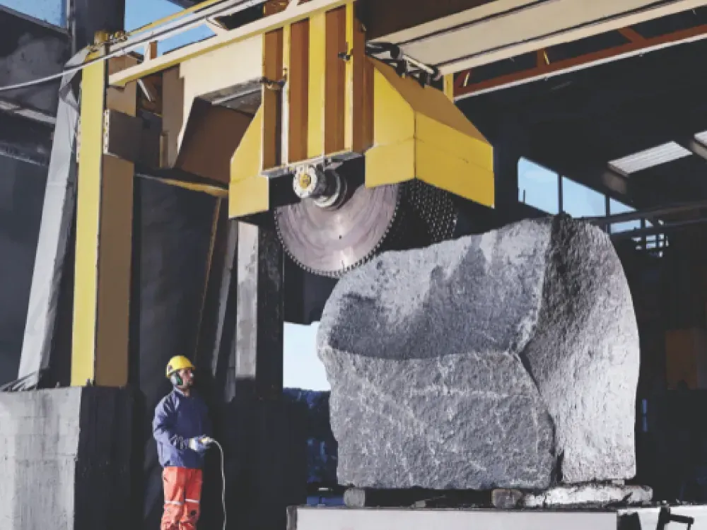 Bergama taşı Avrupa’nın meydan ve caddelerini süslüyor