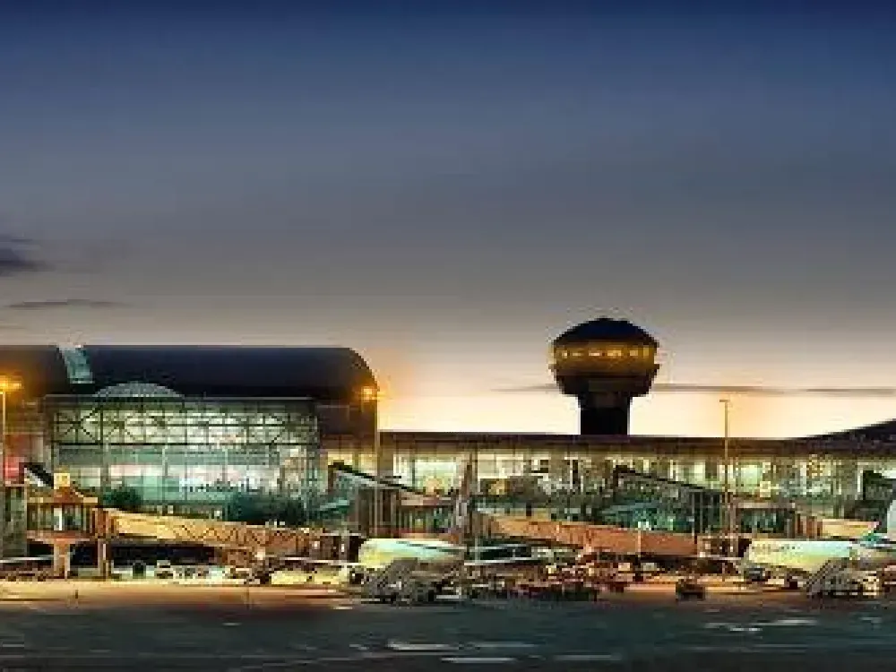 İzmir havada 12 milyon yolcuya yaklaştı