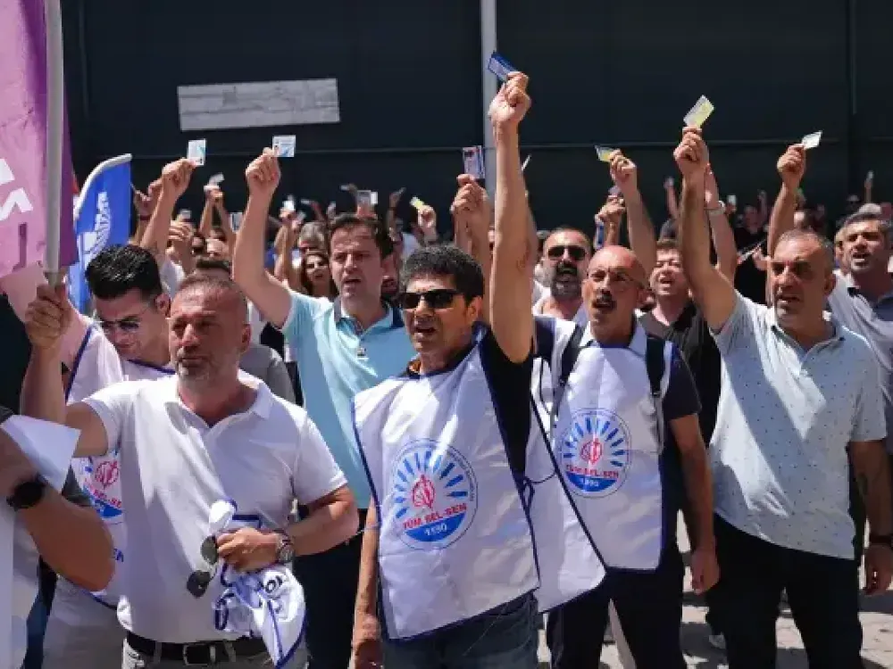 Halkbank'tan İzmir Büyükşehir memurlarına 96 bin liralık promosyon... Sendikalar şerh koydu...