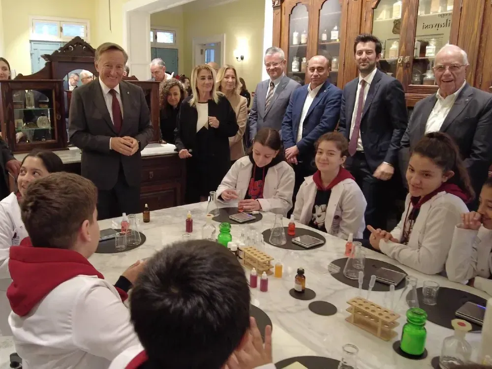 Eczacıbaşı'ndan İzmir'e eğitim merkezi... Tarihi fabrika artık çocukların