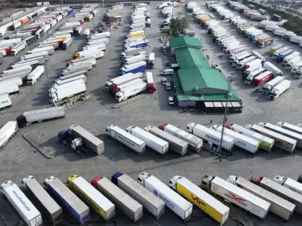 Yunan çiftçilerin Noel öncesi eylemi Ege'nin TIR'larını da vurdu