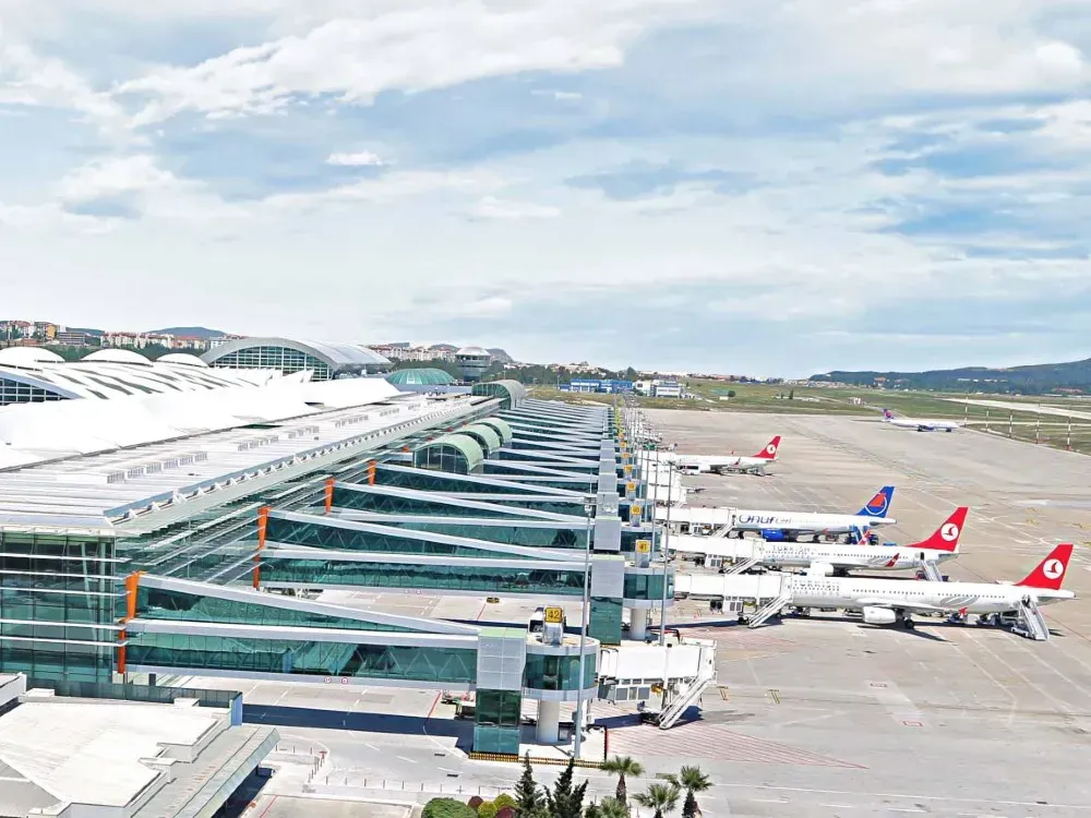 İzmir'i havada 12,6 milyon yolcu kullandı
