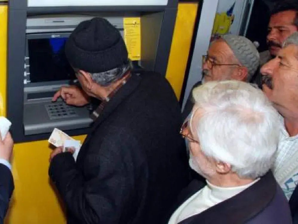 Banka hesabına giren emekliye şok:  SGK yüzbinlerce kişinin maaşını kesti 