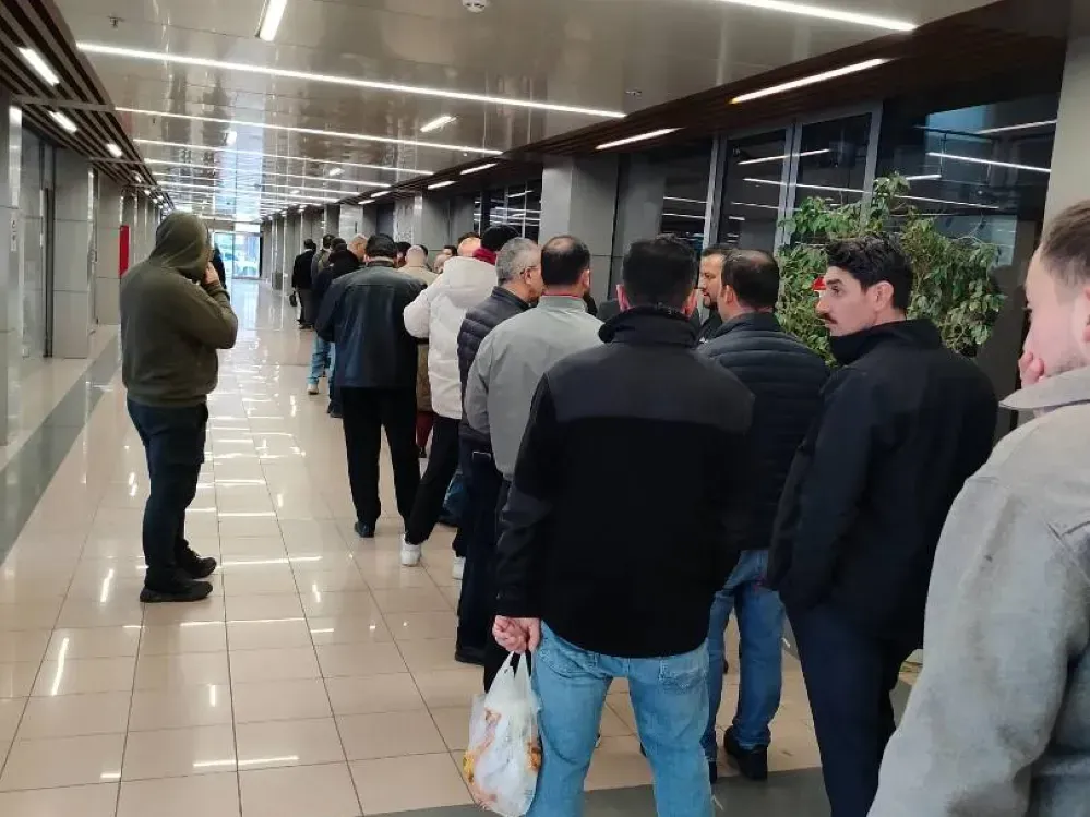 Limanda iş kuyruğu… Yüzlerce kişi sabahtan sıraya girdi