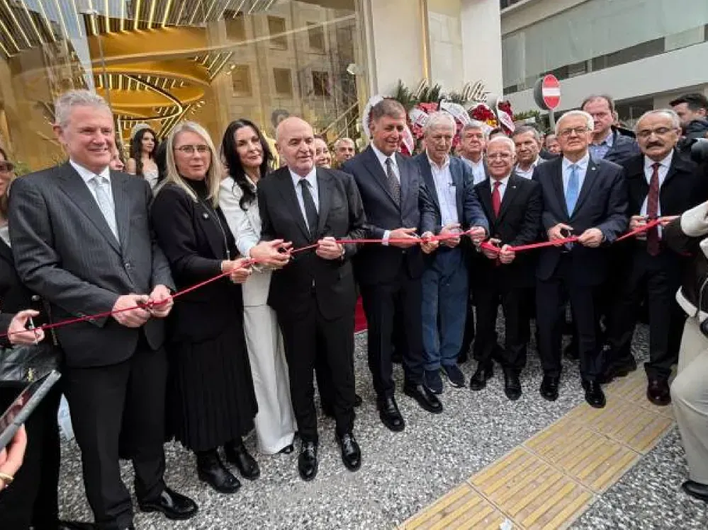 Gelinlik mağazası açılışı başkanları buluşturdu